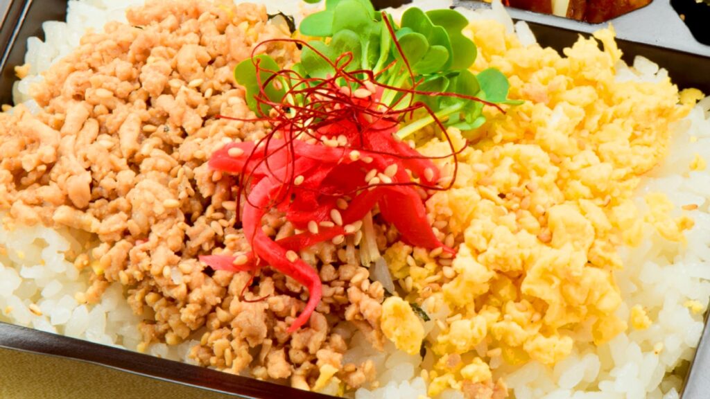 エビチリ・豚の生姜焼き・鶏そぼろ&玉子そぼろご飯メガ幕の内弁当