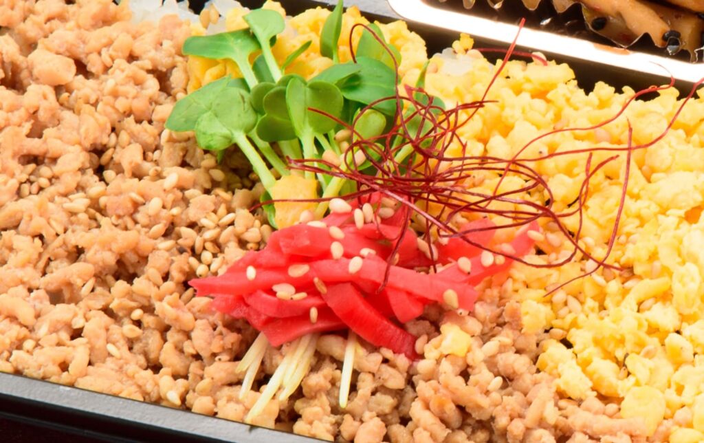 国産鶏そぼろと甘辛チキン弁当
