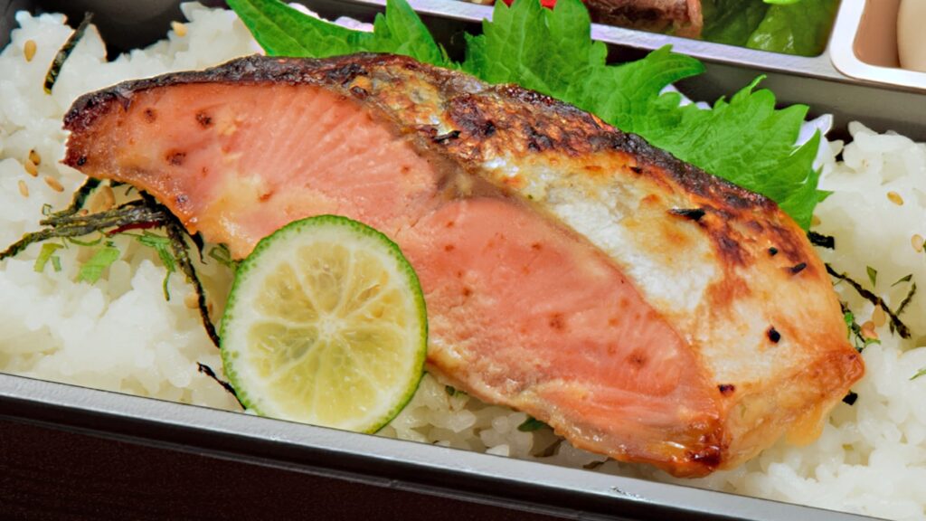 銀鮭西京焼きと焼肉のメイン2種弁当