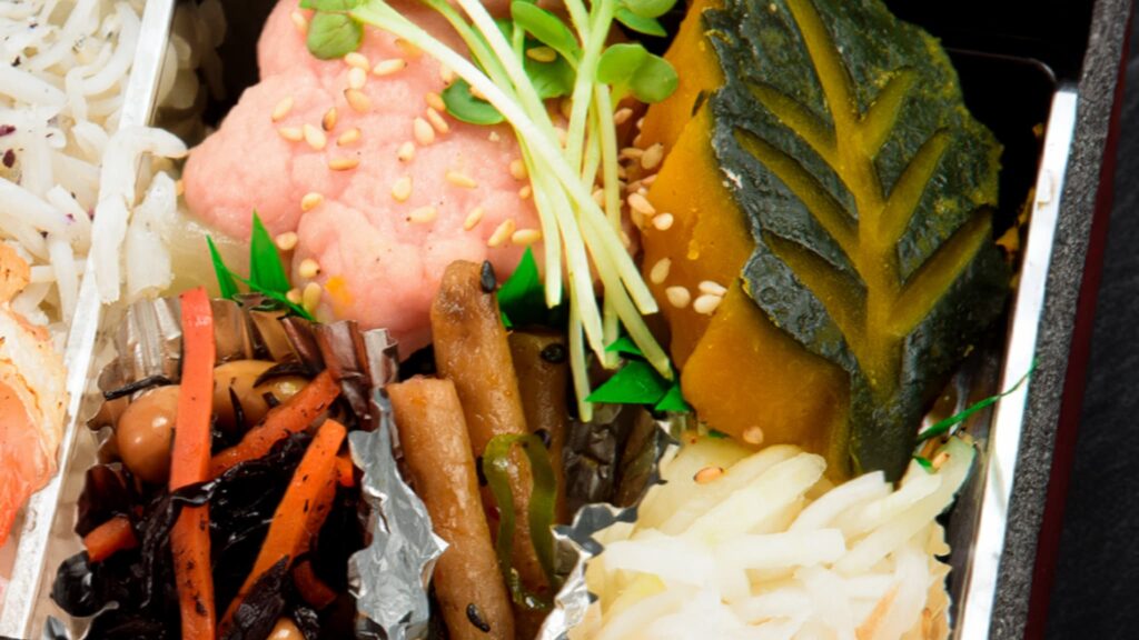 三色ご飯の幕の内膳