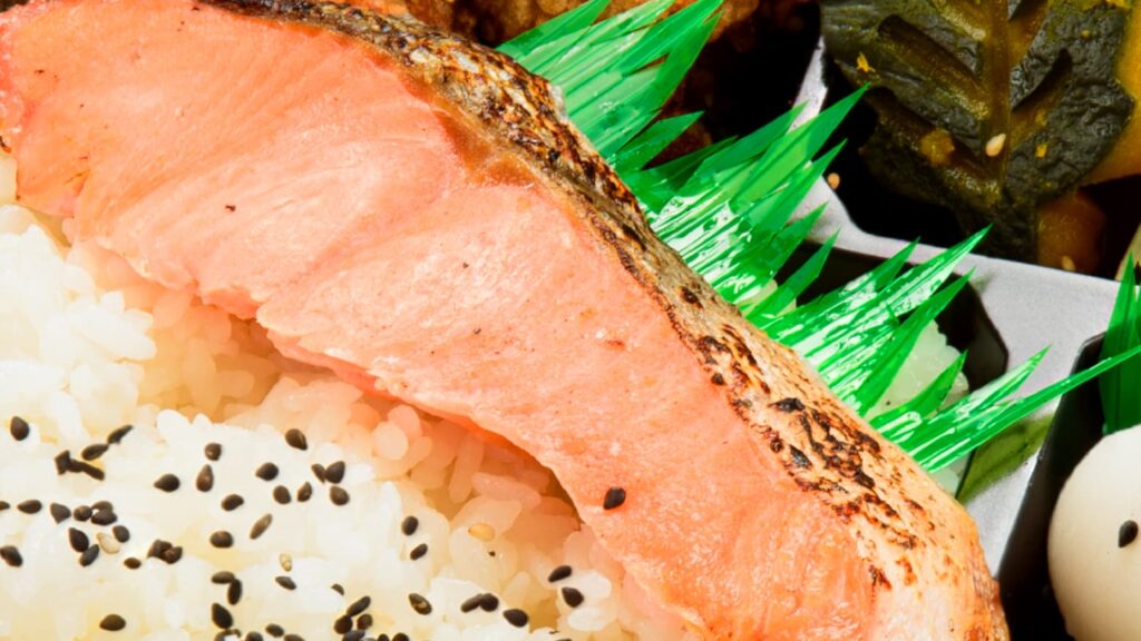 牛焼肉・チキン南蛮・鮭の塩焼きメガ幕の内弁当